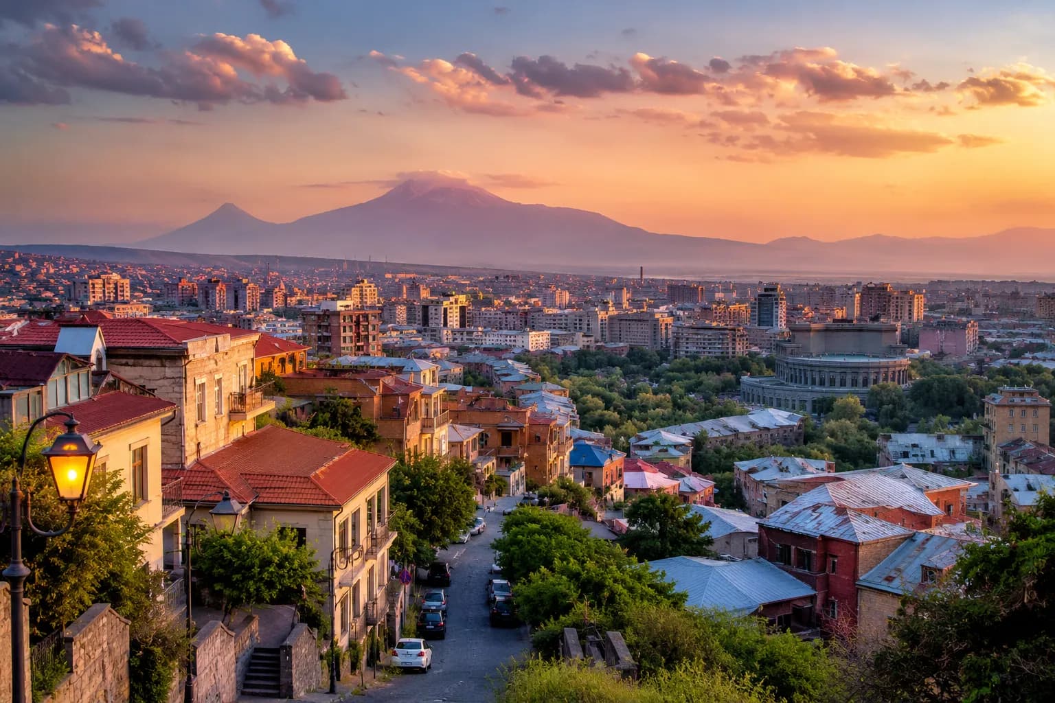 Ժամանակակից բնակելի շենքեր և քաղաքի տեսարան Երևանում, Հայաստան