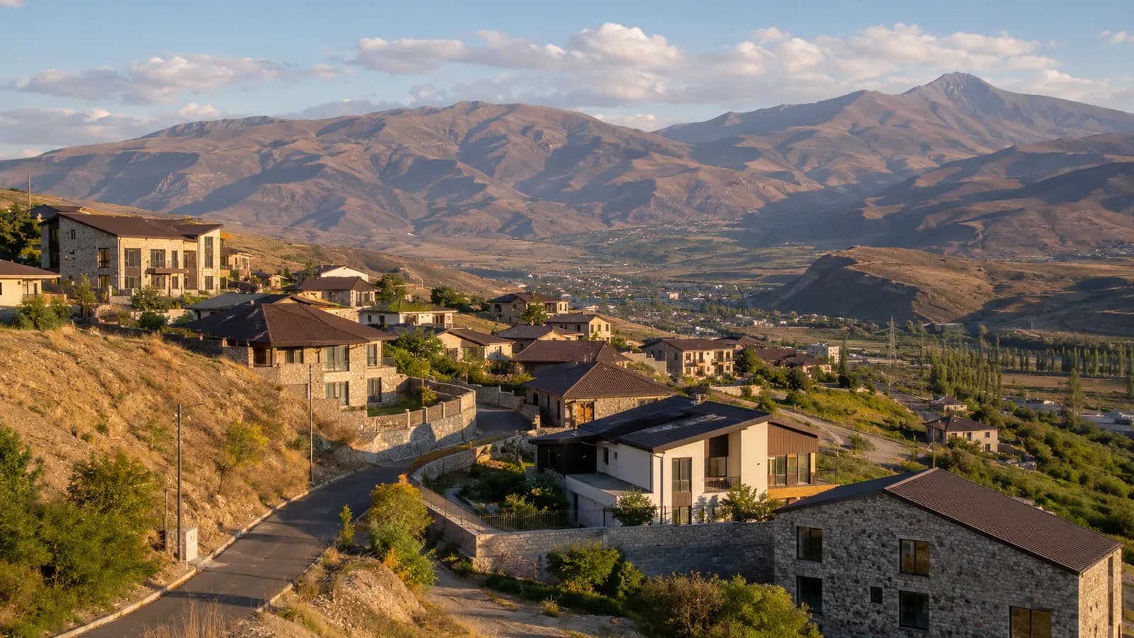 Հայկական բլրալանջի տներ՝ շրջապատված դաշտերով և լեռներով