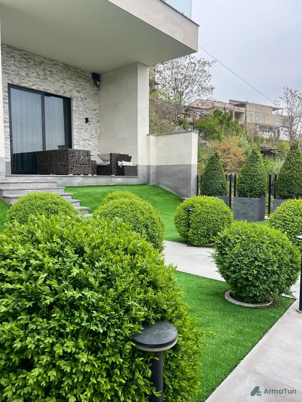 Շապիկի լուսանկար՝ Կոմերցիոն տարածք