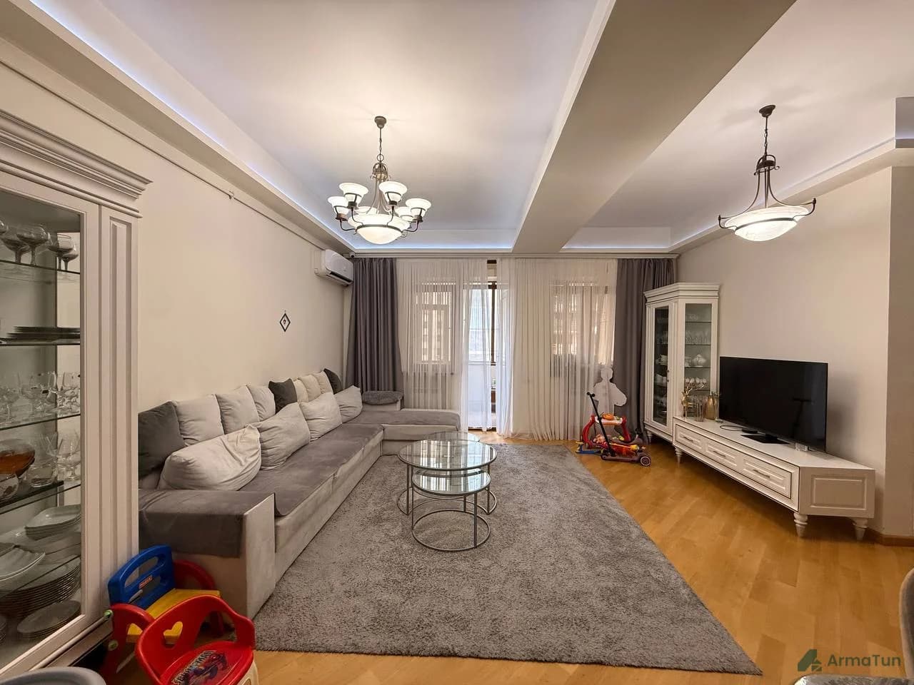 Cover photo: Exclusive Sale on Yekmalyan Street