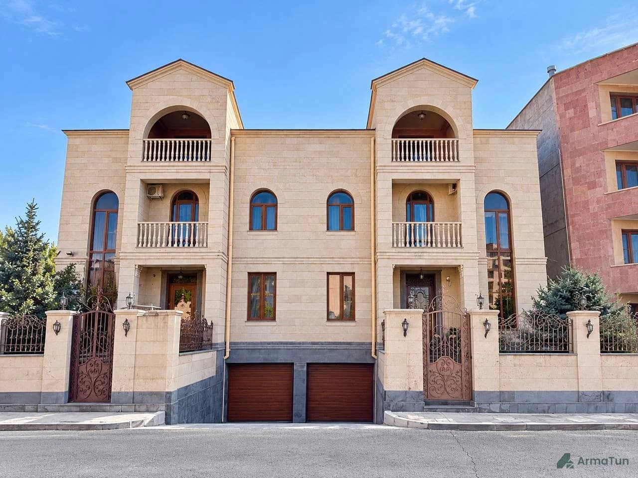 Заглавное фото: Продаётся роскошный особняк