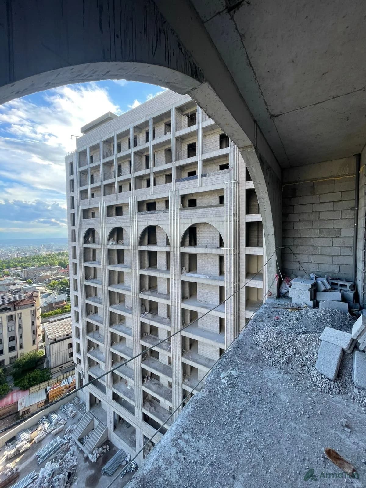 Շապիկի լուսանկար՝ Դավիթ Անհաղթ
