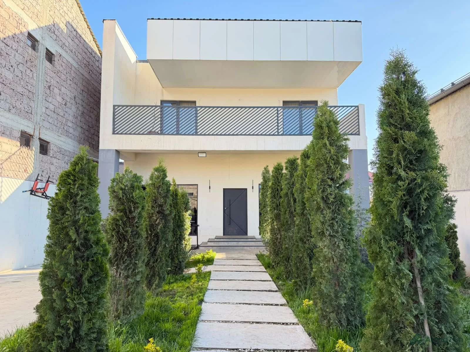 Շապիկի լուսանկար՝ 2 հարկանի քարե տուն
