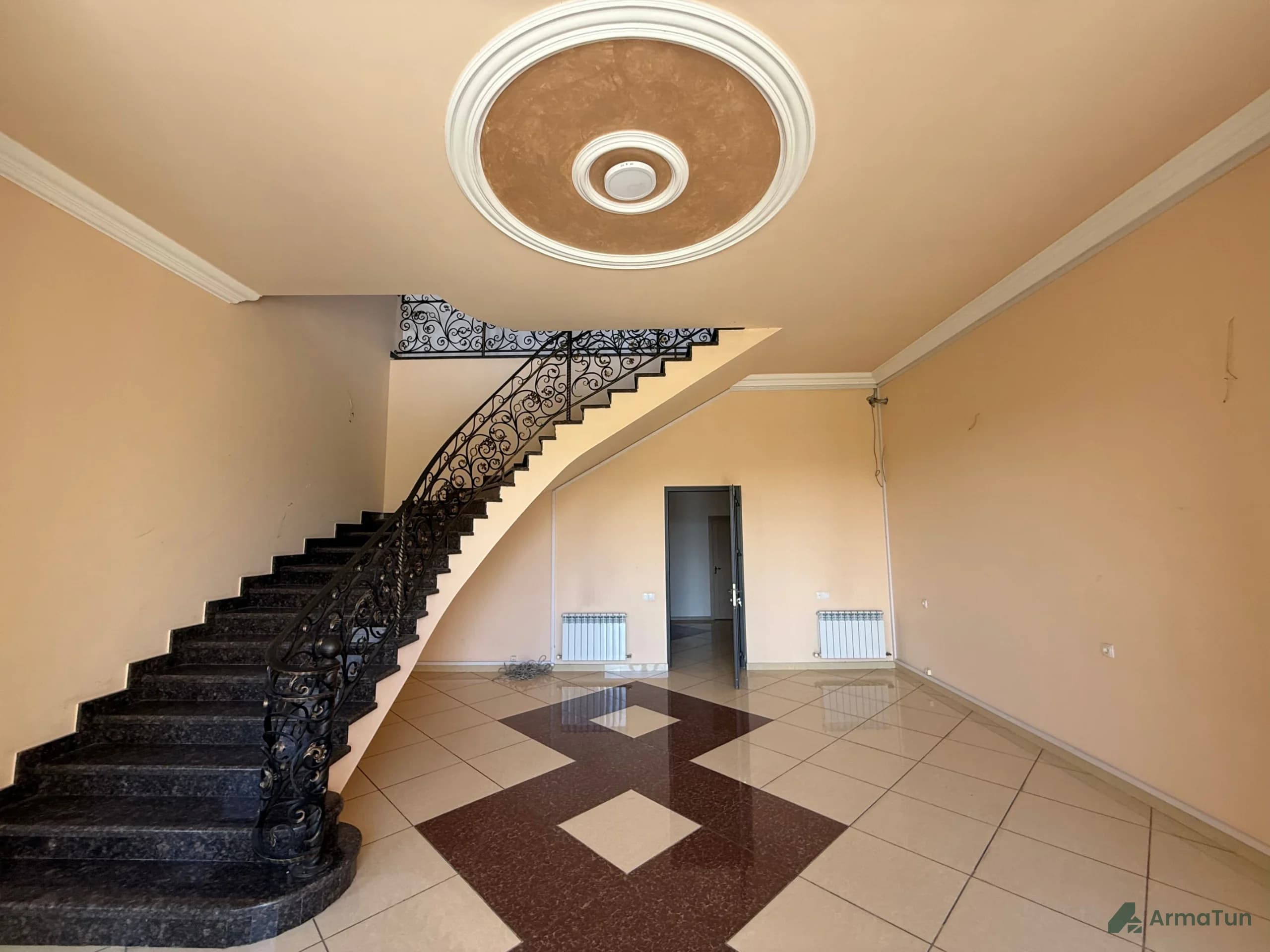 Cover photo: Commercial property for rent on Azatamartikneri Avenue