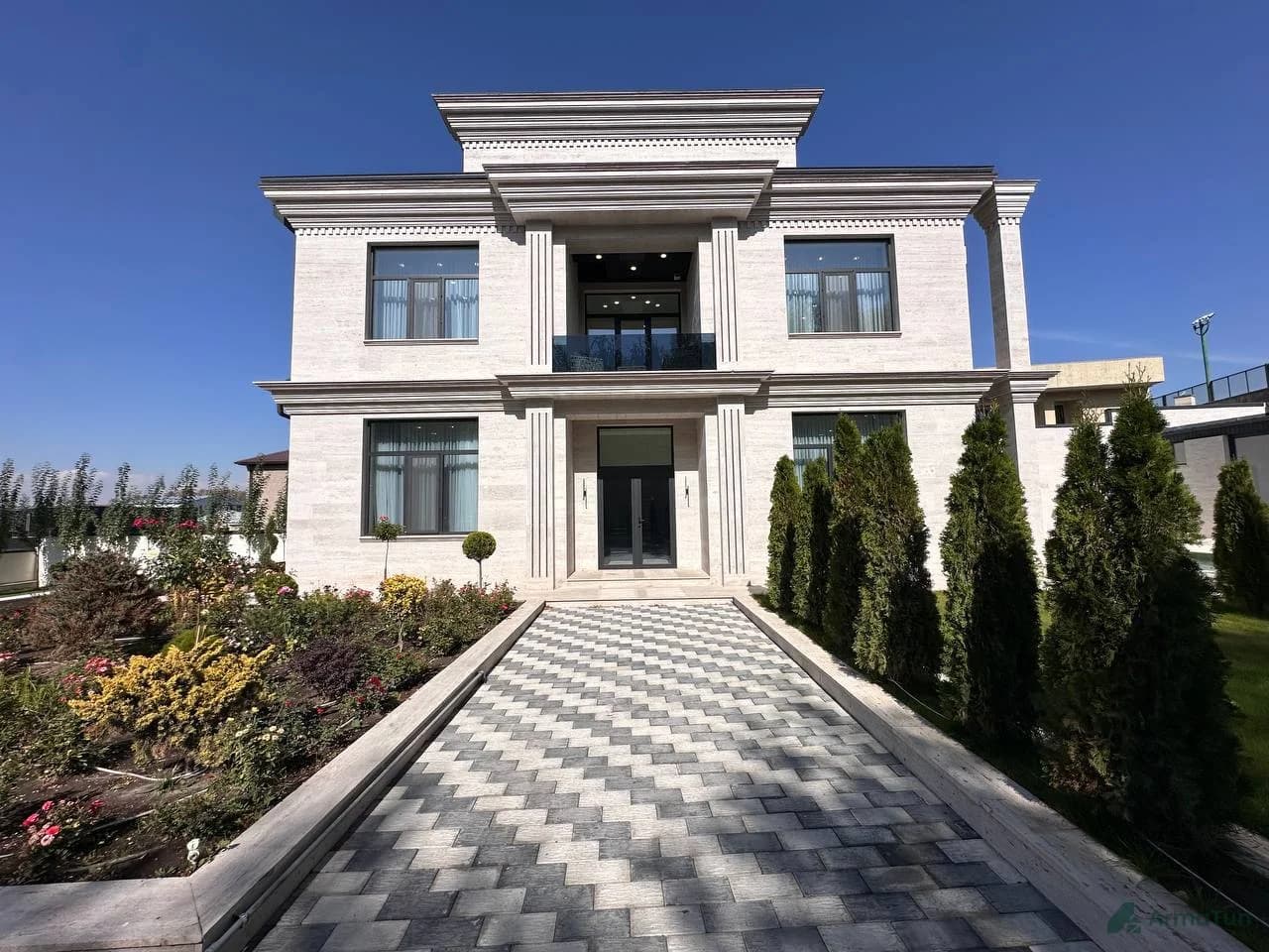 Newly renovated 6-bedroom house in Avan with heated pool