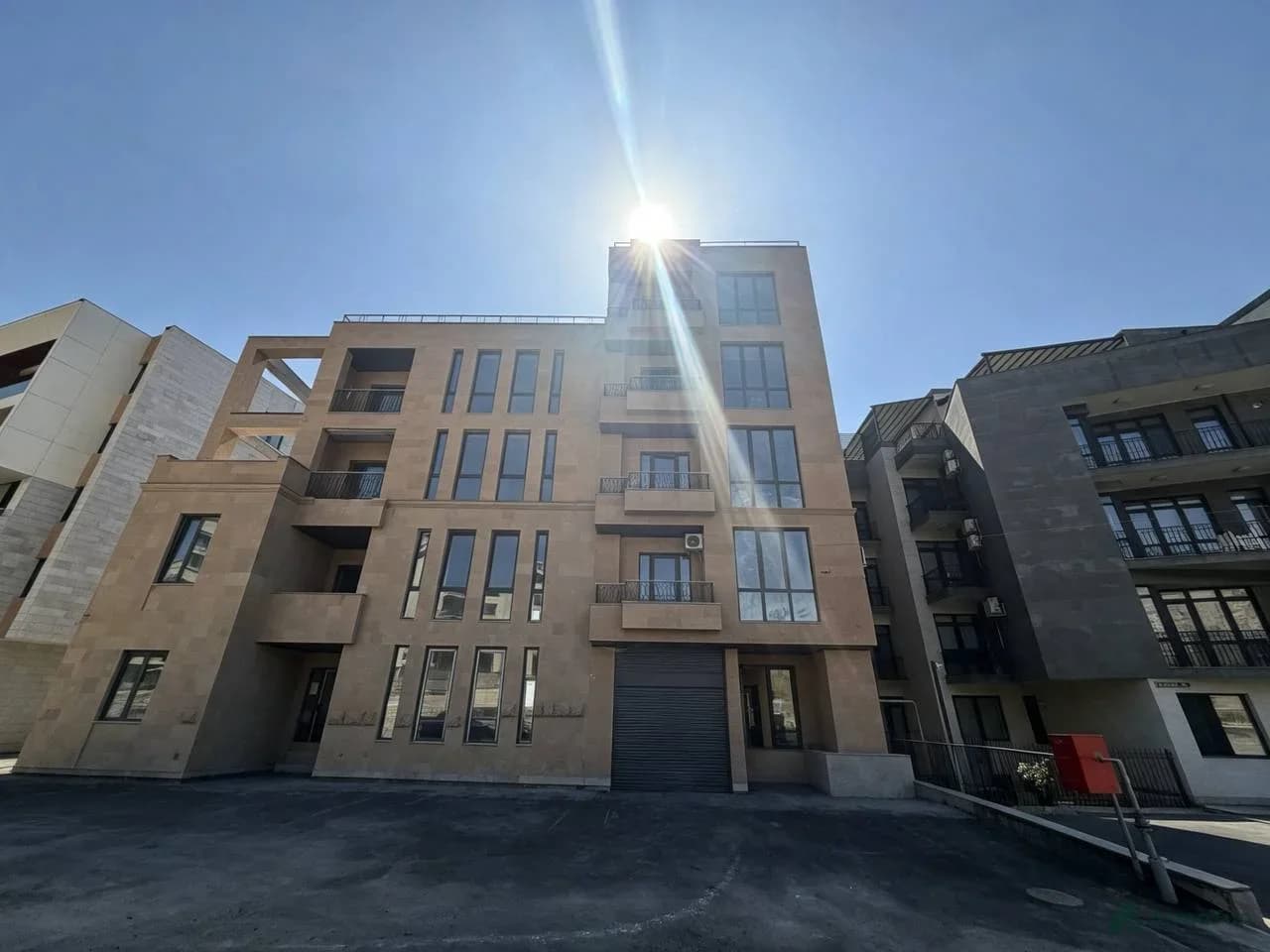 Заглавное фото: Продаётся 4-комнатная квартира в Верин Антарайине
