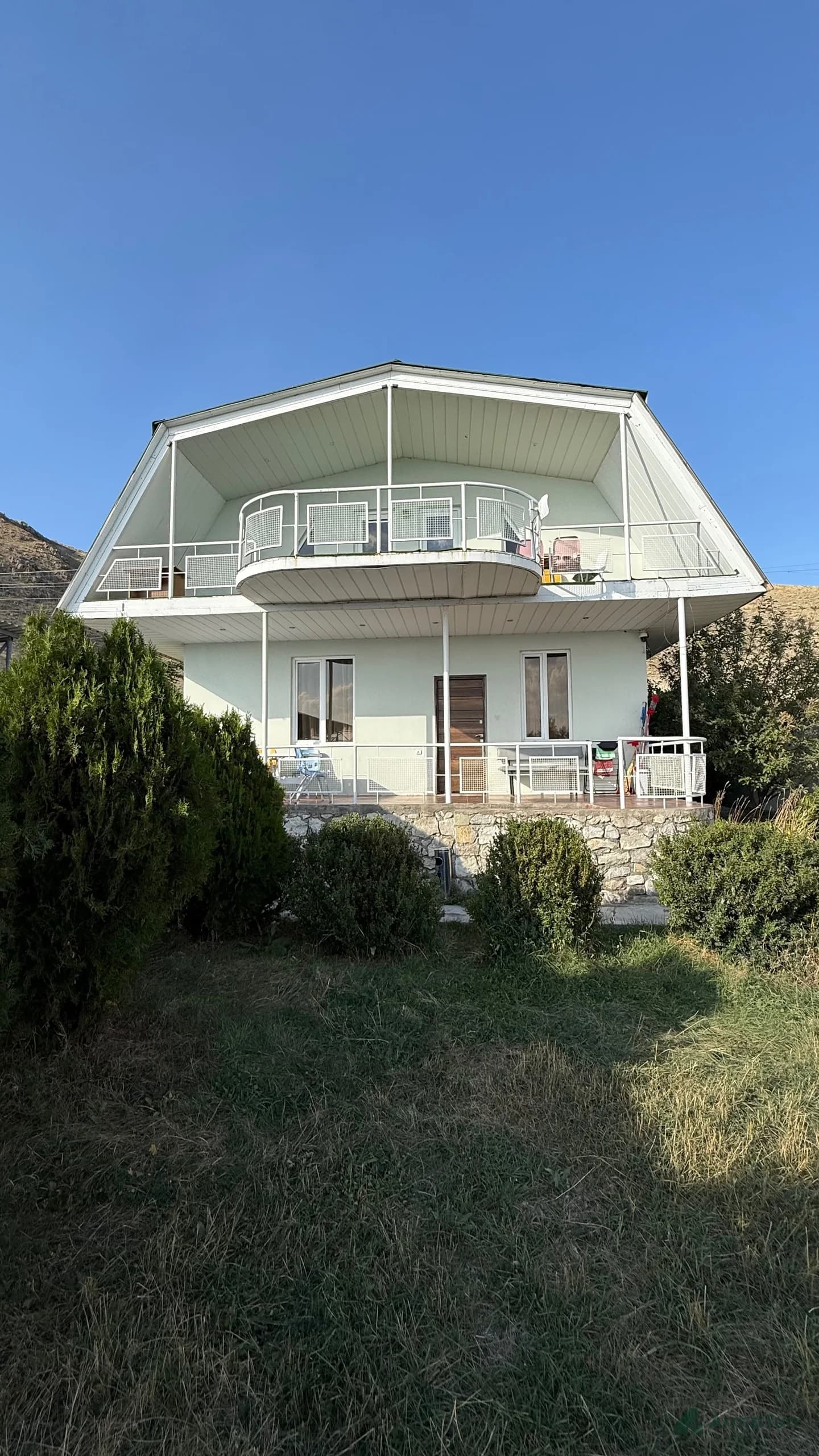 Շապիկի լուսանկար՝ Երկու հարկանի քարե տուն